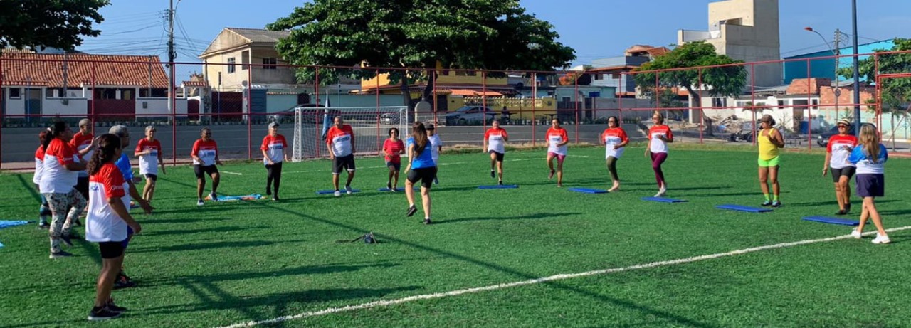 Alunos realizando atividade